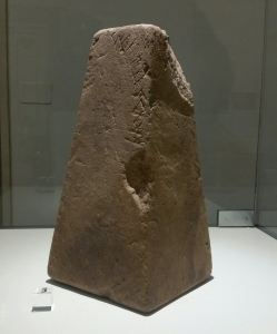 Una base di statuetta incisa con iscrizione in etrusco